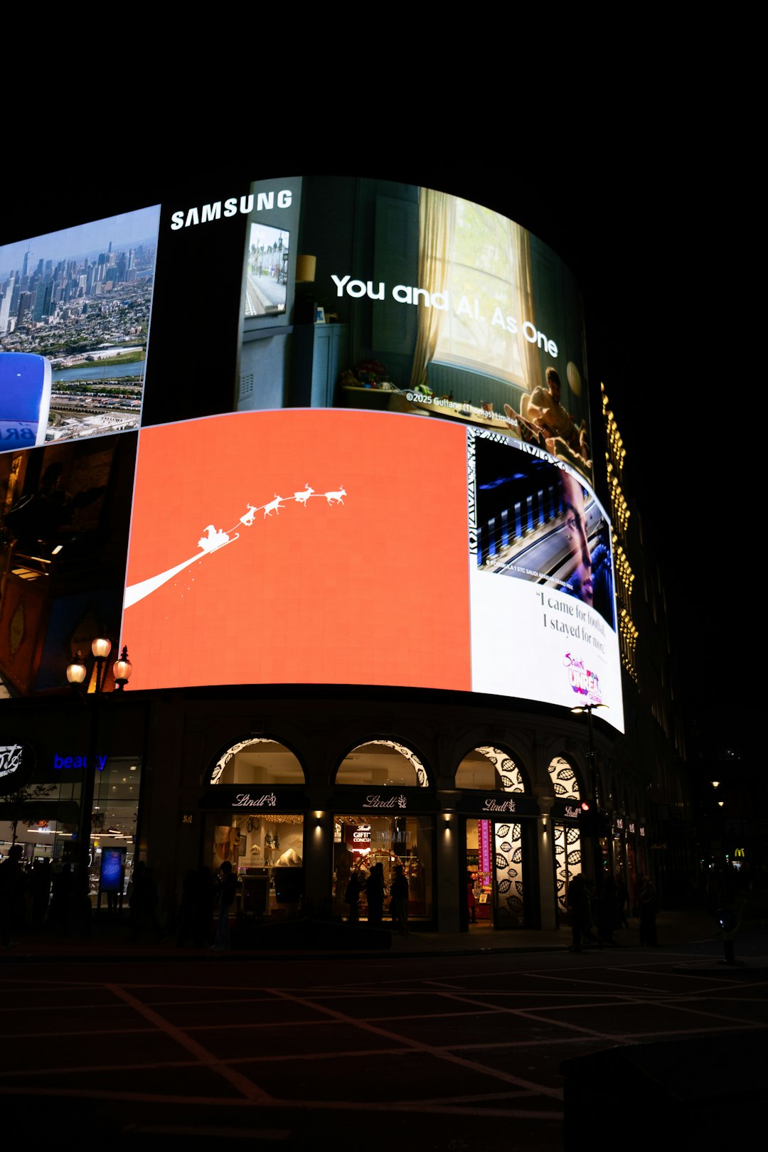 bright-digital-billboards-illuminate-a-city-corner-at-night-uvbauhkqx-a